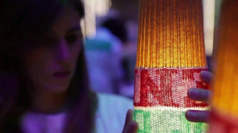 Benetton porta in passerella l’arcobaleno, mentre Alberta Ferretti punta sul total white