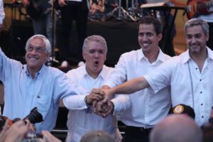 Arrivano gli aiuti umanitari in Venezuela. Guaidó eclissa Maduro
