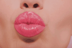 Nel mondo venduto un rossetto rosso ogni minuto. Nell’antichità era vietato, ora lo usano pure gli uomini