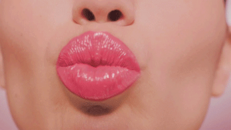 Nel mondo venduto un rossetto rosso ogni minuto. Nell’antichità era vietato, ora lo usano pure gli uomini