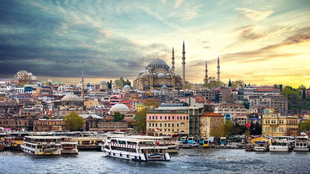I colori delle moschee e i percorsi di Agatha Christie salvano Istanbul dalla morsa di Erdogan
