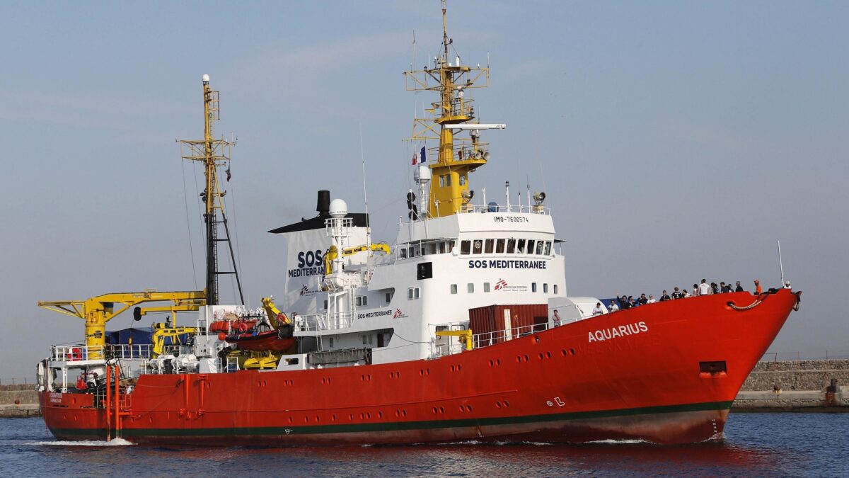 L’Aquarius ancora bloccata in mare. Ma questa volta nessuno s’indigna