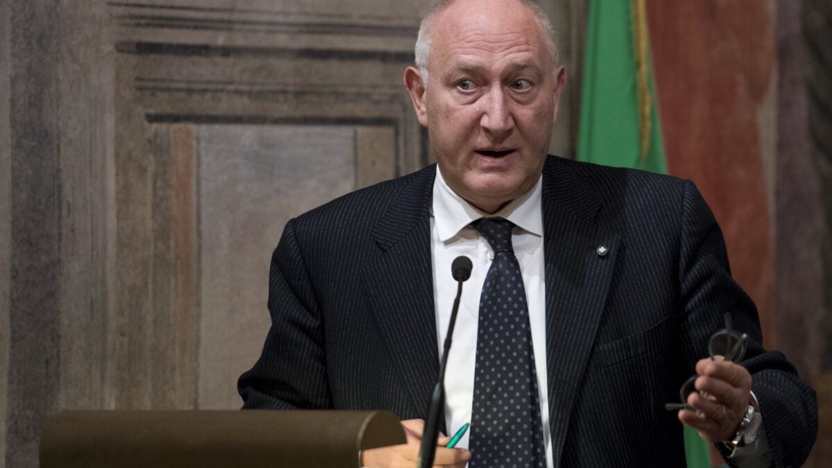 L’ex super prefetto anti Salvini si fa finanziare da George Soros