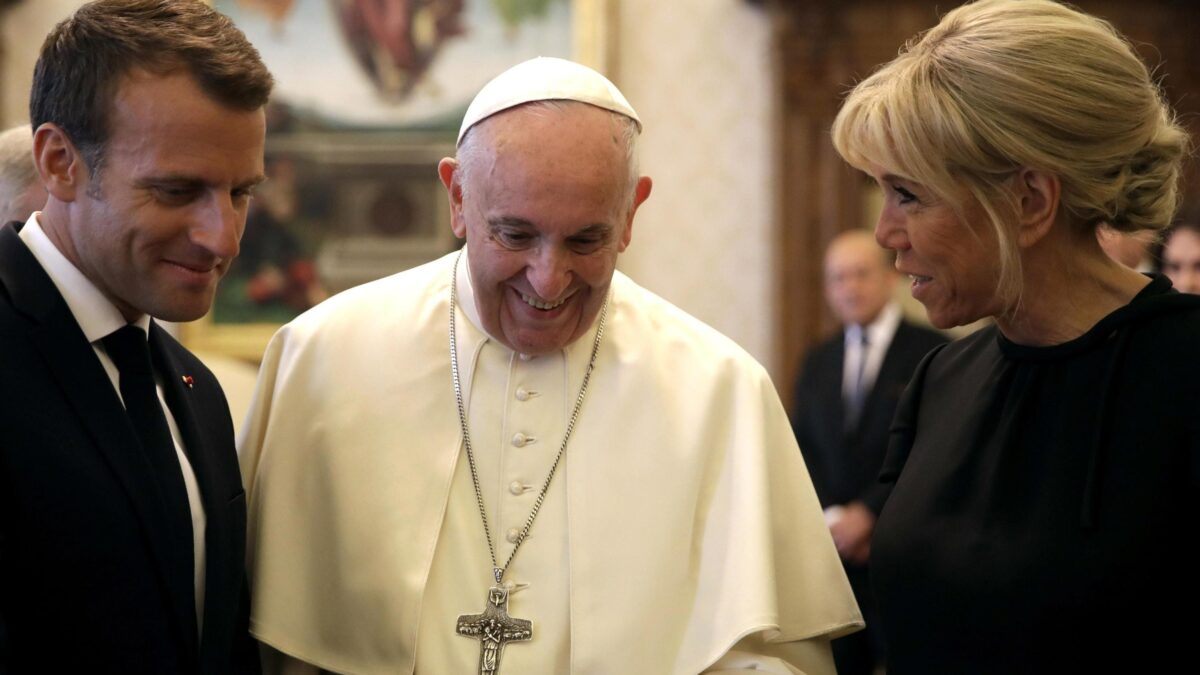 Macron in crisi di nervi con l’Italia fa visita al Papa