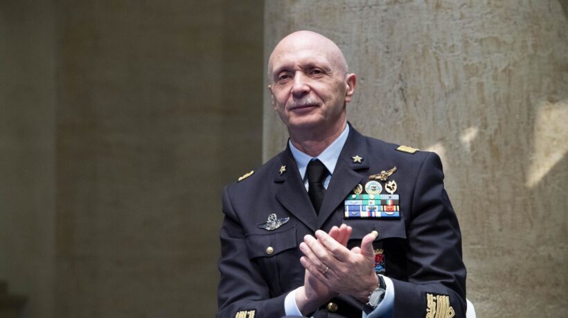 Il ministro Trenta cambia i gradi dei militari di Napolitano