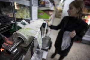 Con i sacchettini bio imposti dal Pd raddoppiati i costi per le famiglie
