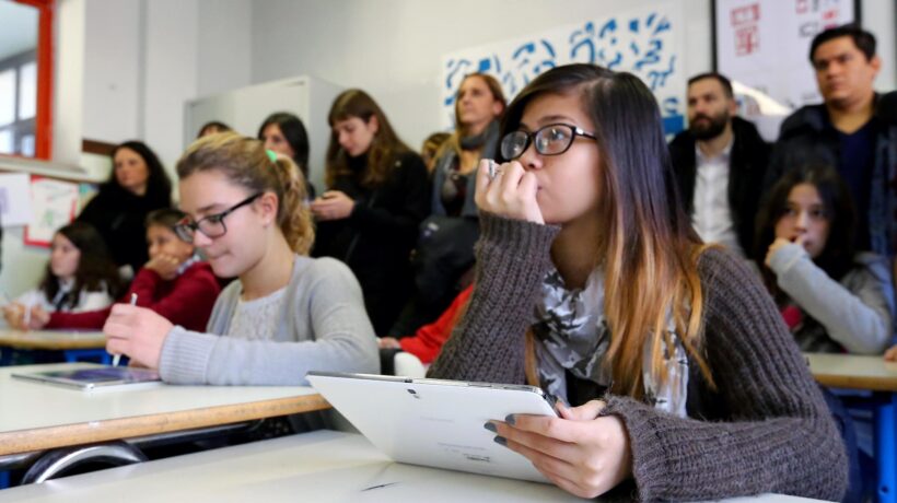 Lezione dell’alunna alla prof: «Viva i confini»