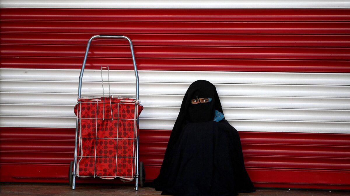 Marocchino sbatte al muro la figlia: «Vestiva troppo all’occidentale»