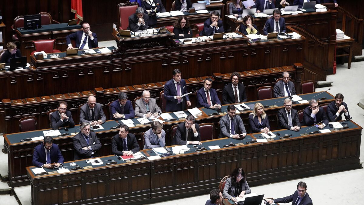 La Camera approva il Def dei desideri. Ci vuole un’acrobazia per le coperture