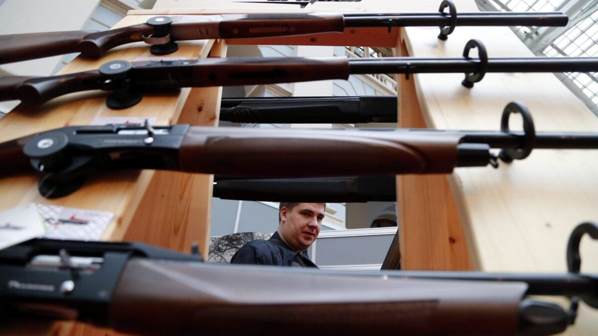 Ma quale Kalashnikov al Carrefour: la grande bufala del Far West Italia