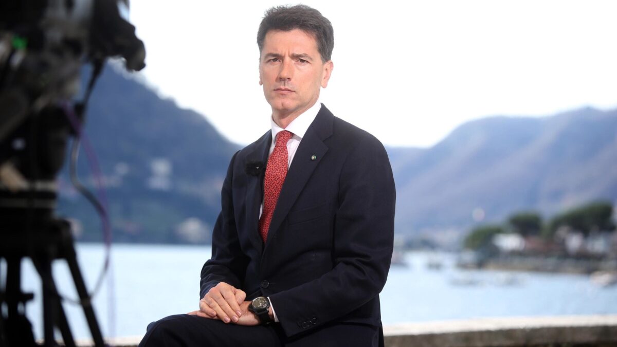 Il pallone d’oro dei renziani di ferro. Serra rimpatria per pagar meno tasse