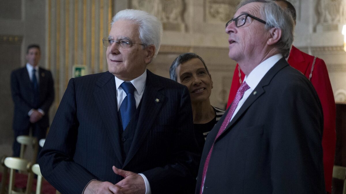 Mattarella difende gli euroburocrati che da mesi ci riempiono di insulti. Le difficoltà per entrare in Lussemburgo