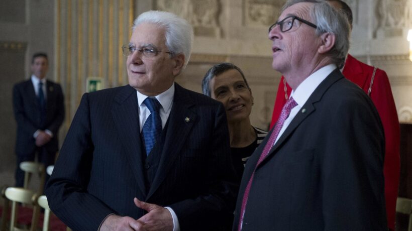 Mattarella difende gli euroburocrati che da mesi ci riempiono di insulti. Le difficoltà per entrare in Lussemburgo