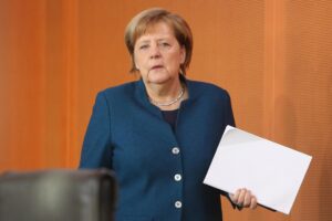 La Merkel all’angolo apre all’Italia