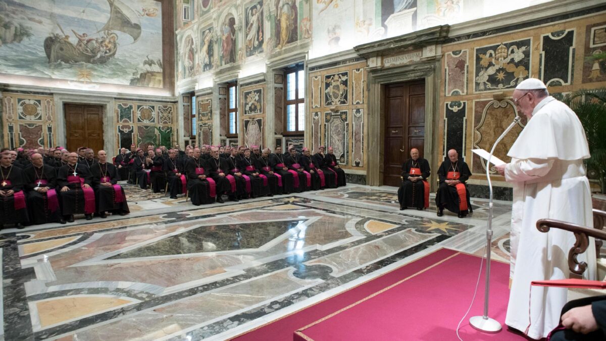I vescovi degli States chiedono un sinodo. Ma il Vaticano studia l’attacco all’ex nunzio