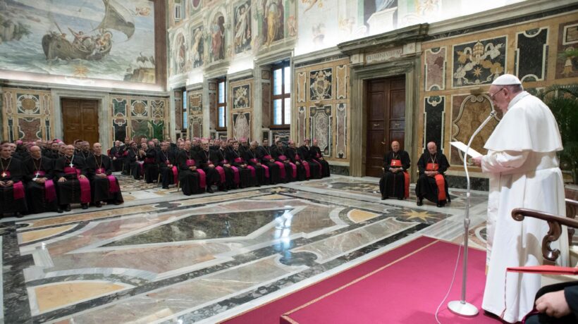 I vescovi degli States chiedono un sinodo. Ma il Vaticano studia l’attacco all’ex nunzio