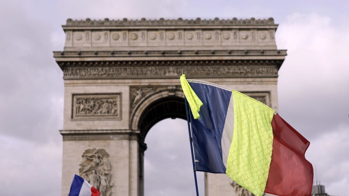 Macron si consegna ai gilet gialli