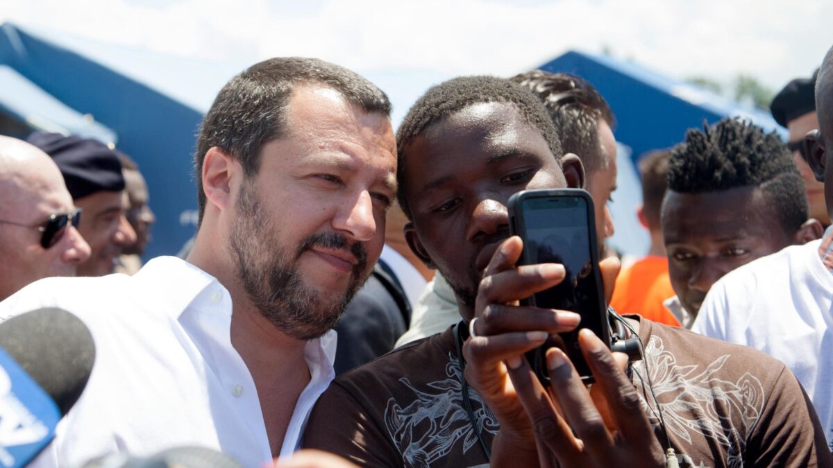 Sui migranti Salvini schiva i paletti del Colle. Ma a Milano arrivano le moschee