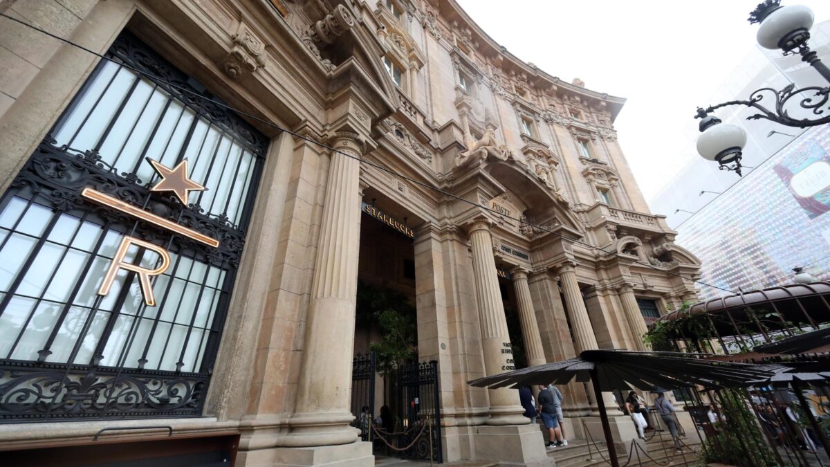Il colosso Starbucks sbarca a Milano e punta ad assumere solo immigrati