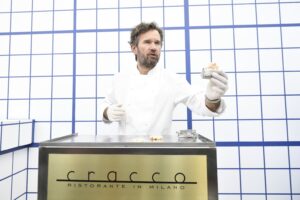 Non si può neppure dire: «Sii uomo!» Cracco sotto schiaffo