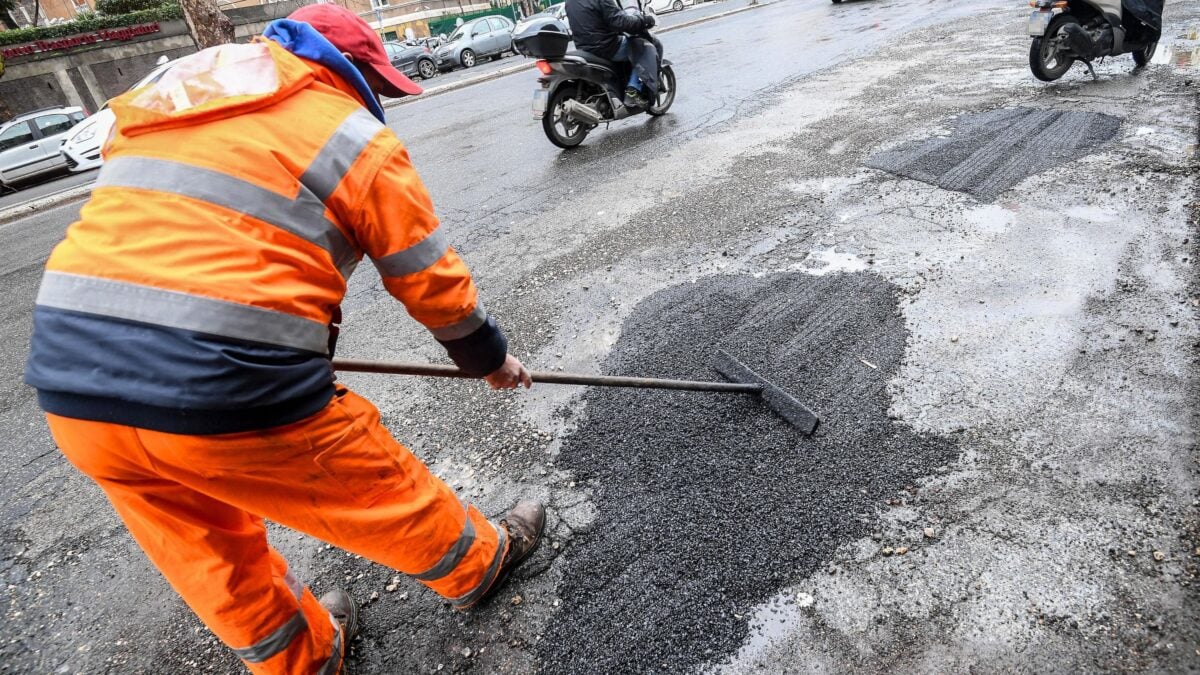 La Raggi vuol far tappare le buche ai galeotti