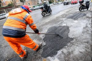 La Raggi vuol far tappare le buche ai galeotti