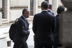 Triste storia di un premier ridotto a fare
 la ruota di scorta