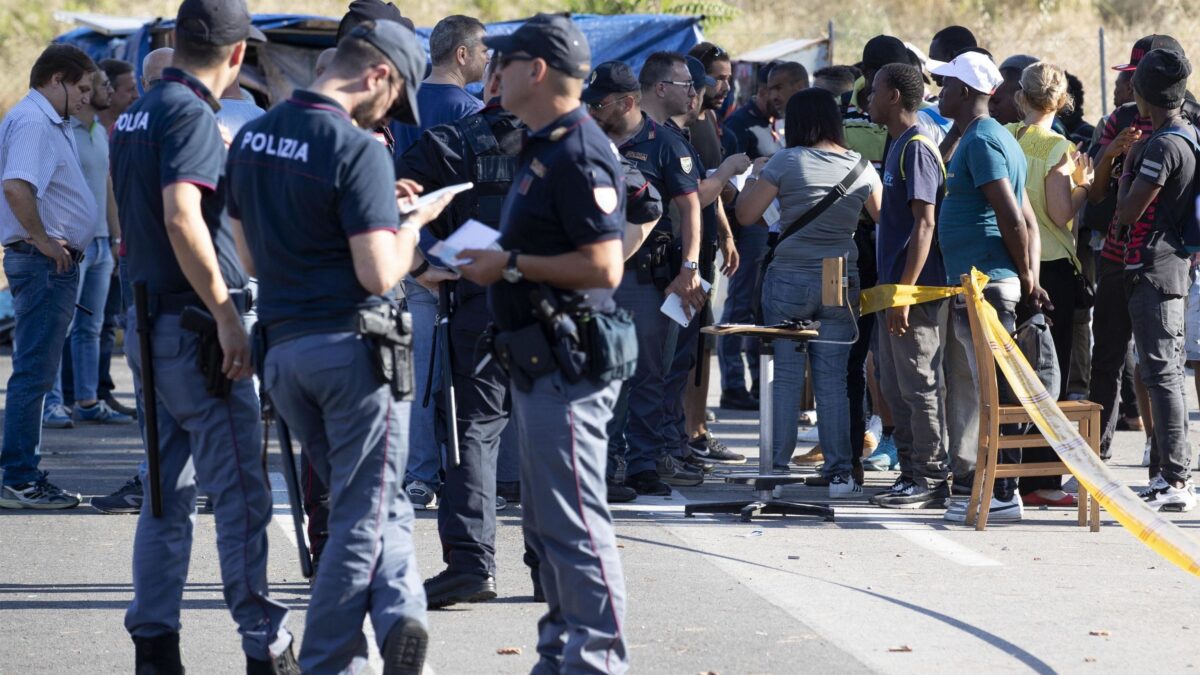 Più controlli sui richiedenti asilo per espellere prima i criminali