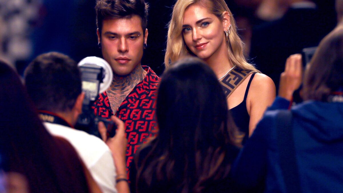Gli eterni bambinoni Fedez e J Ax scoprono il mistero della paternità