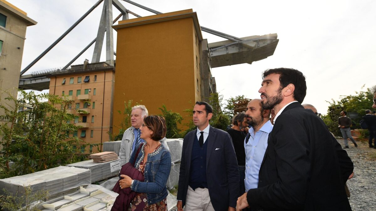 Mai visto nella storia dei funerali: i fischi se li prende l’opposizione