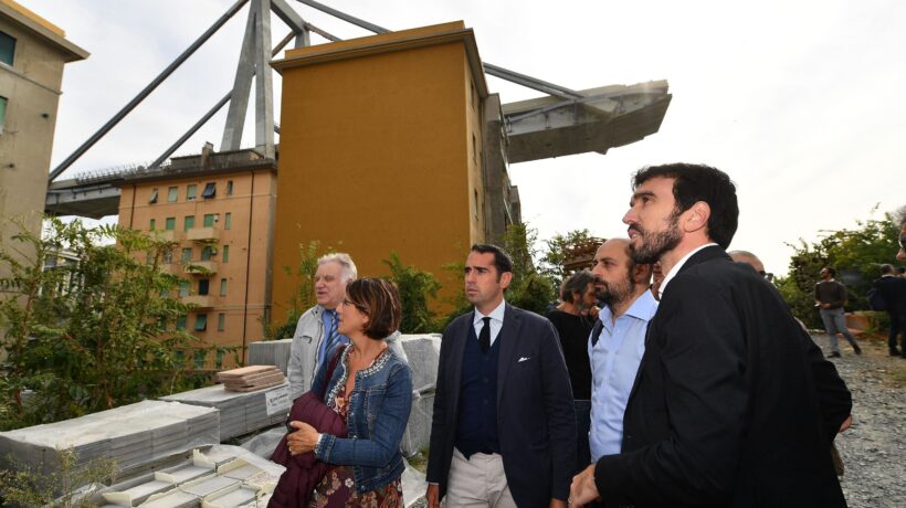 Mai visto nella storia dei funerali: i fischi se li prende l’opposizione