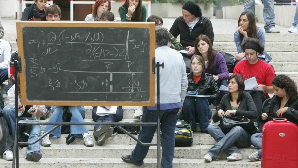 Tolleranza zero per chi occupa, bloccare le scuole è un crimine
