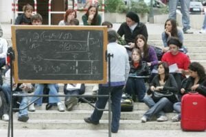 Tolleranza zero per chi occupa, bloccare le scuole è un crimine