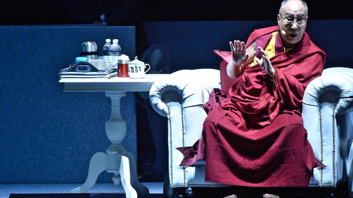 La lezione del Dalai Lama ai giovani: «Serve meno religione ma più Ue»