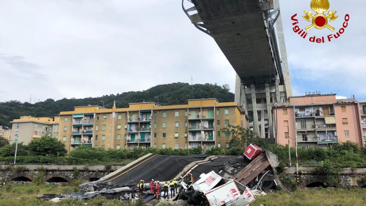 Ore 11.50: un fulmine, Ponte Morandi crolla e taglia Genova in due. 35 morti, c’è un bimbo