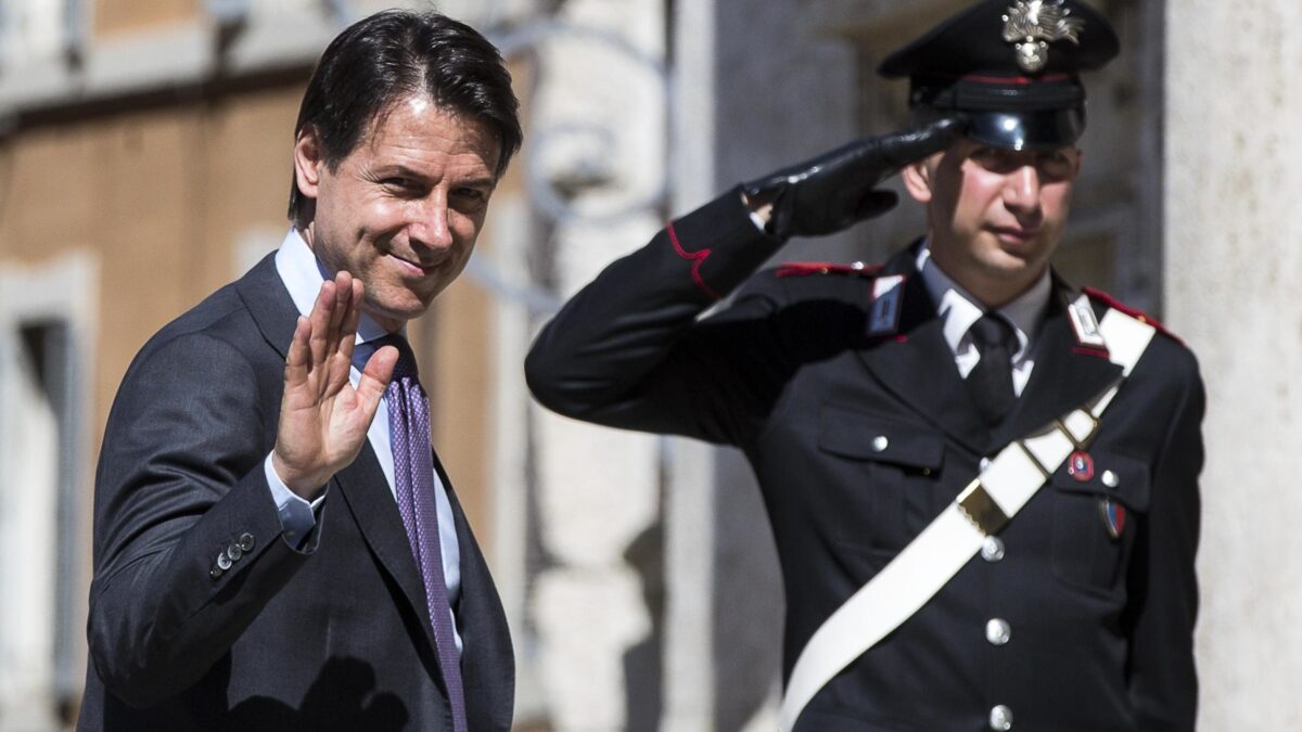 Mattarella cede su Conte. Ma prende di mira la Lega