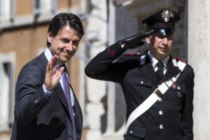Mattarella cede su Conte. Ma prende di mira la Lega