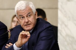 Piaggio Aero pende dalla bocca di Profumo. E porta i libri in tribunale