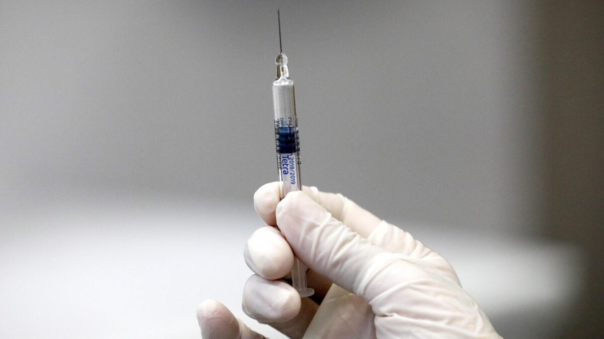 I medici si scagliano contro i no vax ma i primi a non vaccinarsi sono loro