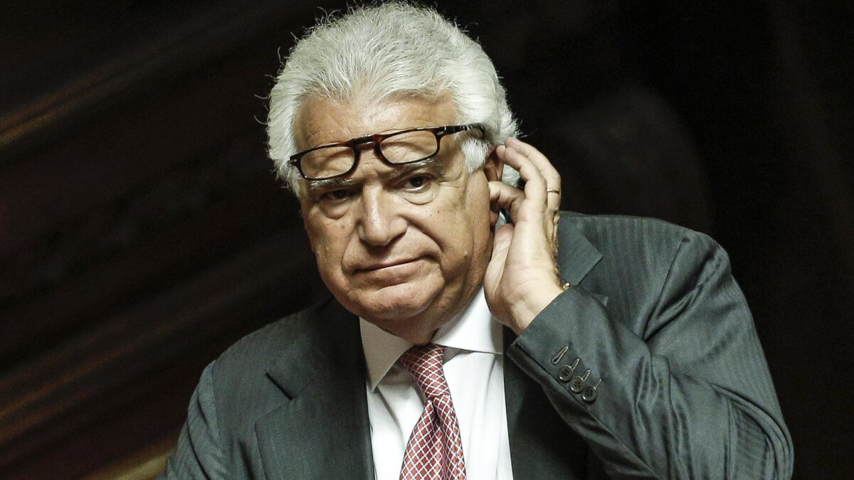 La spugna del Pd sui reati può aiutare Verdini, Bossi e il vescovo di Massa