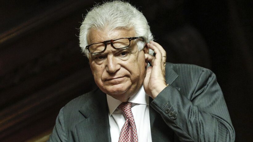 La spugna del Pd sui reati può aiutare Verdini, Bossi e il vescovo di Massa