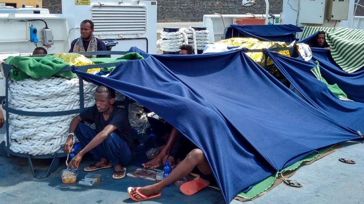 Somalo violenta una pensionata in spiaggia