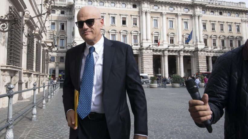 Il Tesoro non ha più il suo uomo in Eni. Salvini invece parla con Descalzi