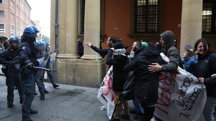 Per i nostri giudici sputare sui poliziotti non è più un reato