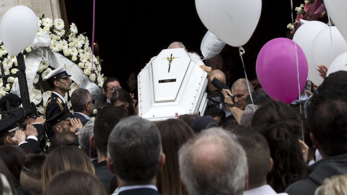 Ai funerali di Pamela, lacrime e un disertore: lo Stato