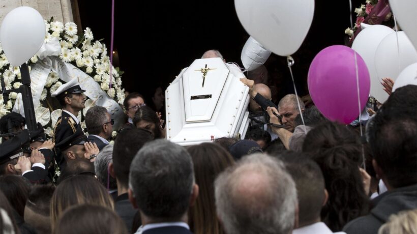 Ai funerali di Pamela, lacrime e un disertore: lo Stato
