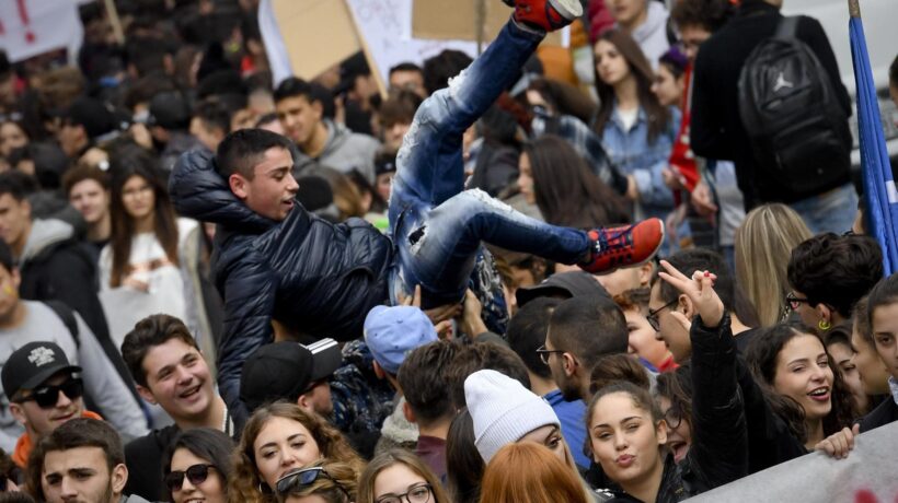 Alunni violenti e genitori complici sono il frutto di un’identità marcita