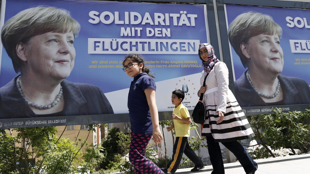 Messa alle strette dalla destra, la Merkel vuol riempirci di migranti