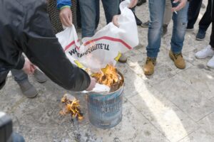 Roba da matti: per i comitati No Tap il metano minaccia la democrazia