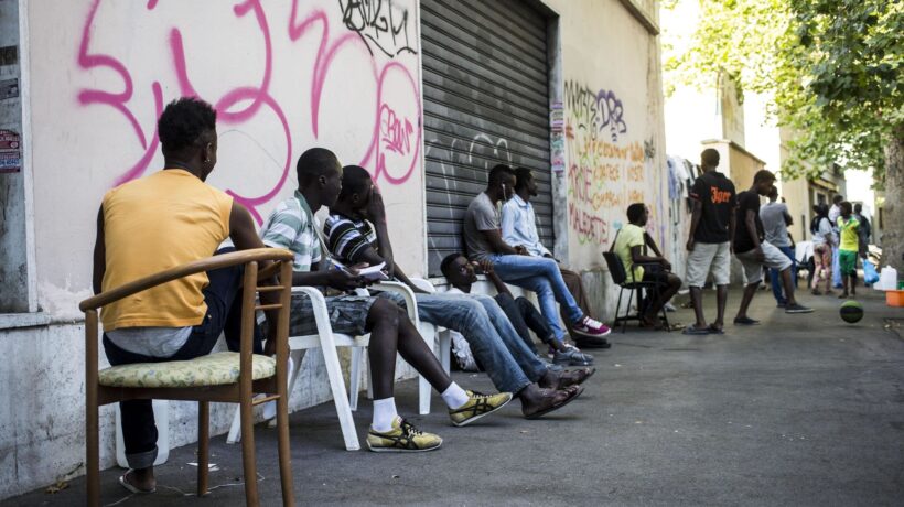 Governo pazzo chiede più immigrati: «Ci abbassano il debito pubblico»